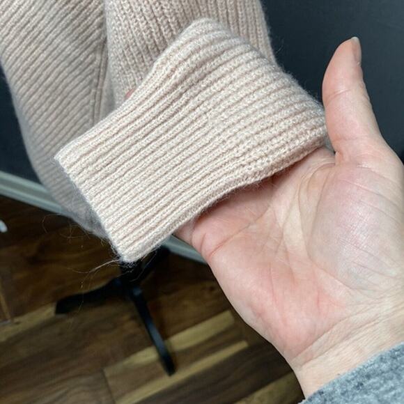 H&M baby pink soft v-neck tunic length long sleeve sweater. Size XS - Picture 5 of 9